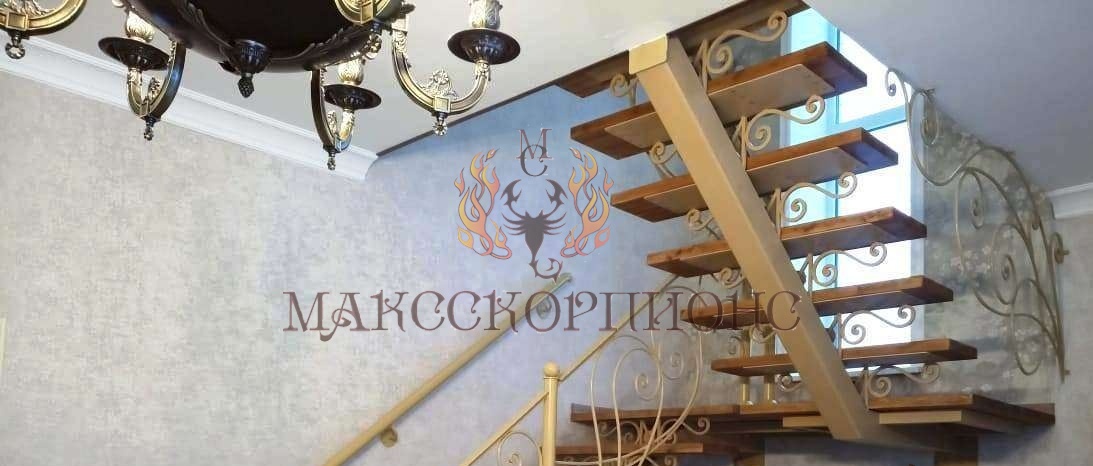металлический косоур для лестницы из листовой стали 8 мм собранной в короб, опорная пластина 8 (10) мм с деревянными ступенями 