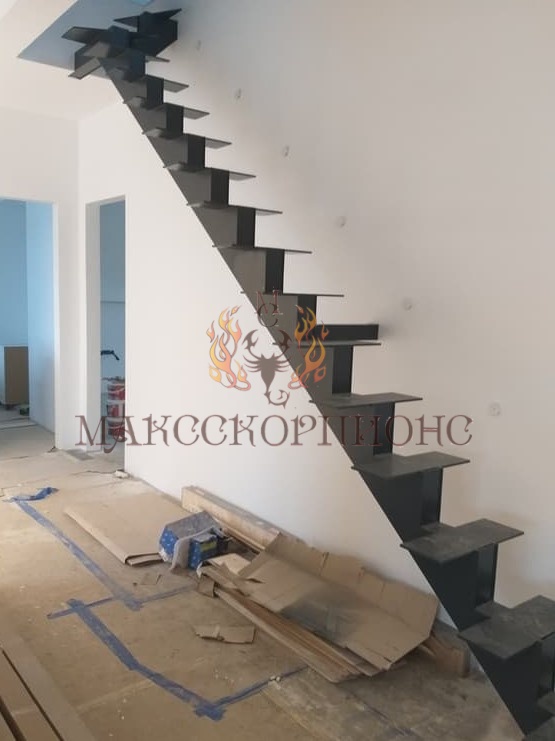 металлический центральный косоур (каркас) для лестницы из профильной трубы 100*100*3 и опорные пластины 8 мм