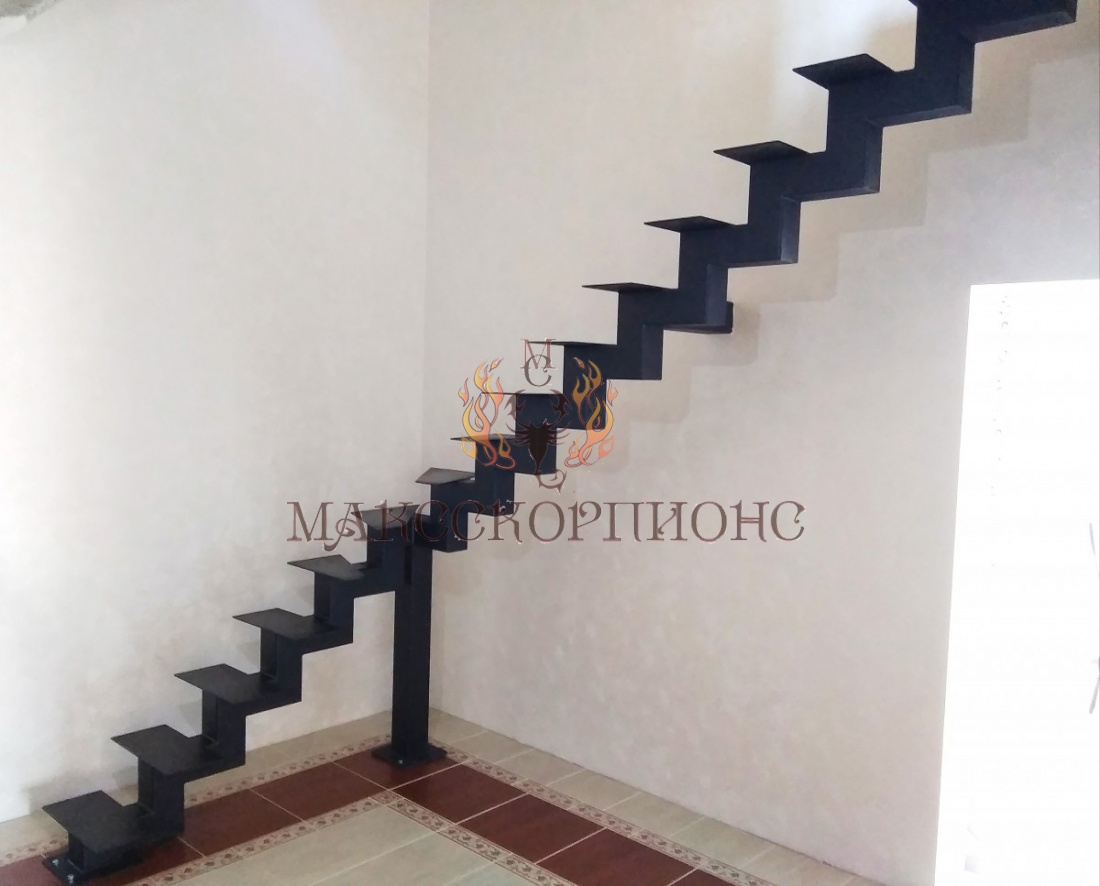 металлический косоур для лестницы из листовой стали 8 мм собранной в короб, опорная пластина 8 (10) мм