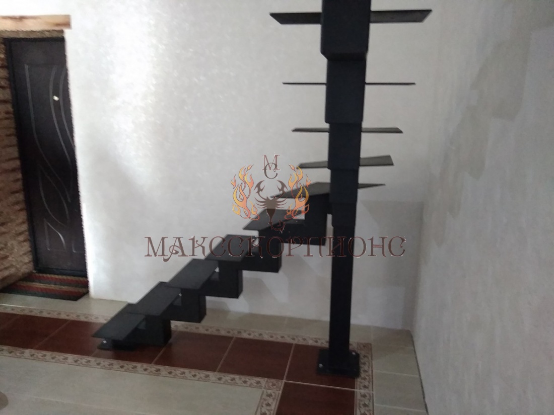 металлический косоур для лестницы из листовой стали 8 мм собранной в короб, опорная пластина 8 (10) мм