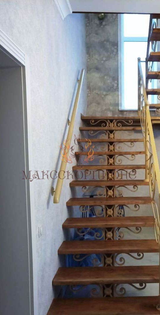 металлический косоур для лестницы из листовой стали 8 мм собранной в короб, опорная пластина 8 (10) мм с деревянными ступенями 