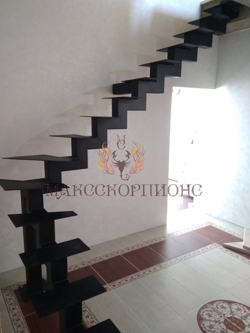 металлический косоур для лестницы из листовой стали 8 мм собранной в короб, опорная пластина 8 (10) мм